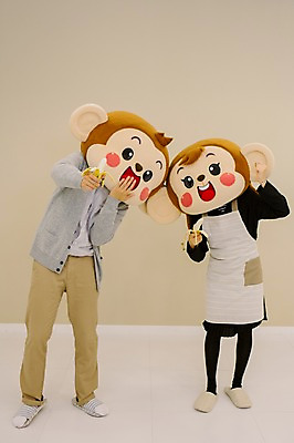 포토 JPG 전신 여자 남자 거실 신혼부부 바나나 실내 서기 미소 웃음 들기 20대 성인 두명 앞모습 파이팅 앞치마 주먹 한국인 원숭이 입가림 원숭이캐릭터 동물탈 원숭이머리 인형탈 청년만 성인만 국내포토 부부 뷰포인트 동물캐릭터 과일 포유류 모션 표정 사람 동양인 청년 내부 가림 신혼 탈 파일형식