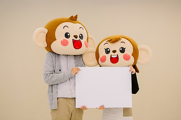 포토 JPG 여자 남자 거실 신혼부부 사각프레임 실내 서기 미소 웃음 들기 상반신 20대 성인 두명 앞모습 한국인 원숭이 원숭이캐릭터 동물탈 원숭이머리 인형탈 청년만 성인만 국내포토 부부 뷰포인트 동물캐릭터 포유류 모션 프레임 표정 사람 동양인 청년 내부 사각형 신혼 탈 파일형식