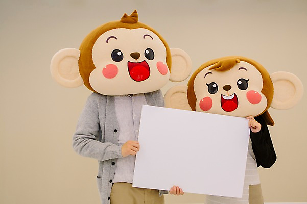 포토 JPG 여자 남자 거실 신혼부부 사각프레임 실내 서기 미소 웃음 들기 상반신 20대 성인 두명 앞모습 한국인 원숭이 원숭이캐릭터 동물탈 원숭이머리 인형탈 청년만 성인만 국내포토 부부 뷰포인트 동물캐릭터 포유류 모션 프레임 표정 사람 동양인 청년 내부 사각형 신혼 탈 파일형식