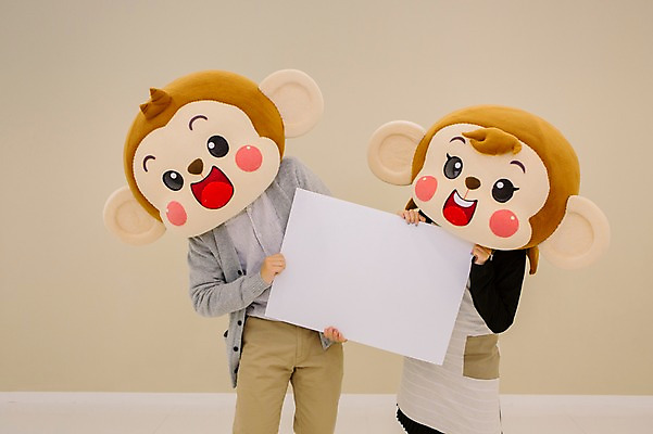 포토 JPG 여자 남자 거실 신혼부부 사각프레임 실내 서기 미소 웃음 들기 상반신 20대 성인 두명 앞모습 한국인 원숭이 원숭이캐릭터 동물탈 원숭이머리 인형탈 청년만 성인만 국내포토 부부 뷰포인트 동물캐릭터 포유류 모션 프레임 표정 사람 동양인 청년 내부 사각형 신혼 탈 파일형식