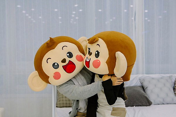 포토 JPG 여자 남자 행복 거실 신혼부부 안기 실내 사랑 미소 웃음 앉기 상반신 20대 성인 두명 앞모습 소파 앞치마 다정 한국인 원숭이 커튼 원숭이캐릭터 동물탈 원숭이머리 인형탈 청년만 성인만 국내포토 부부 감정 뷰포인트 동물캐릭터 컨셉 의자 포유류 모션 표정 사람 동양인 청년 내부 신혼 탈 파일형식