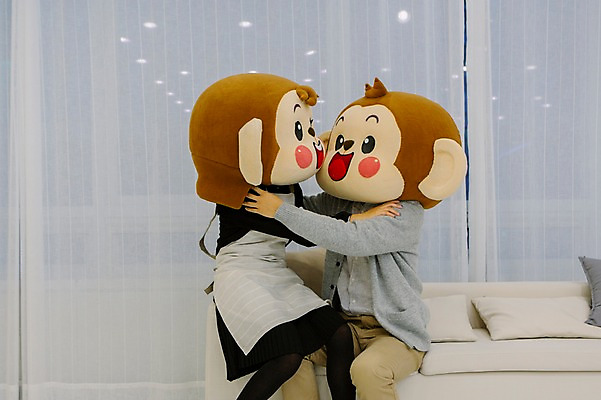 포토 JPG 여자 남자 행복 거실 신혼부부 안기 실내 사랑 미소 웃음 앉기 상반신 20대 성인 두명 소파 마주보기 앞치마 다정 한국인 원숭이 커튼 원숭이캐릭터 동물탈 원숭이머리 인형탈 청년만 성인만 국내포토 부부 감정 동물캐릭터 컨셉 의자 포유류 모션 표정 사람 동양인 청년 내부 신혼 탈 파일형식