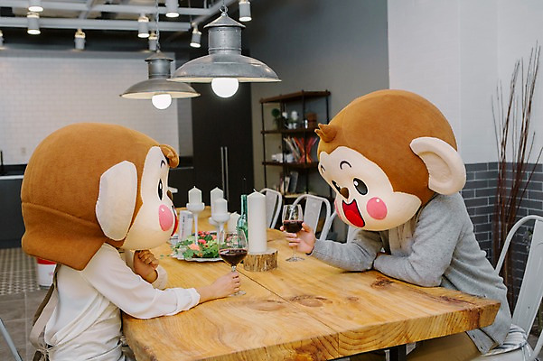 포토 JPG 여자 남자 와인잔 신혼부부 식탁 실내 미소 웃음 들기 앉기 상반신 20대 성인 두명 옆모습 주방 와인 로맨틱 한국인 원숭이 분위기 원숭이캐릭터 정열 동물탈 원숭이머리 인형탈 특별함 청년만 성인만 국내포토 부부 뷰포인트 동물캐릭터 컨셉 술잔 포유류 모션 탁자 주류 표정 사람 동양인 청년 내부 신혼 탈 파일형식