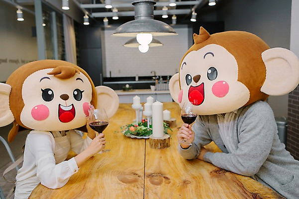 포토 JPG 여자 남자 와인잔 신혼부부 식탁 실내 미소 웃음 들기 앉기 상반신 20대 성인 두명 옆모습 주방 와인 로맨틱 한국인 원숭이 분위기 원숭이캐릭터 정열 동물탈 원숭이머리 인형탈 특별함 청년만 성인만 국내포토 부부 뷰포인트 동물캐릭터 컨셉 술잔 포유류 모션 탁자 주류 표정 사람 동양인 청년 내부 신혼 탈 파일형식