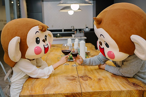 포토 JPG 여자 남자 와인잔 신혼부부 식탁 실내 미소 웃음 들기 앉기 상반신 20대 성인 두명 옆모습 주방 와인 로맨틱 한국인 원숭이 분위기 건배 원숭이캐릭터 정열 동물탈 원숭이머리 인형탈 특별함 청년만 성인만 국내포토 부부 뷰포인트 동물캐릭터 컨셉 술잔 포유류 모션 탁자 주류 표정 사람 동양인 청년 내부 신혼 탈 파일형식