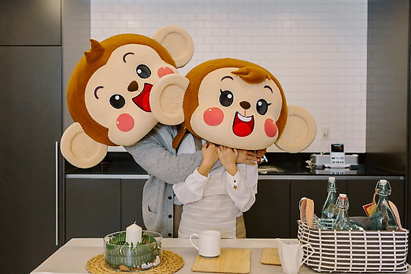 포토 JPG 여자 남자 신혼부부 실내 서기 미소 웃음 상반신 20대 성인 두명 앞모습 주방 앞치마 한국인 원숭이 백허그 원숭이캐릭터 동물탈 원숭이머리 인형탈 청년만 성인만 국내포토 부부 뷰포인트 동물캐릭터 포유류 모션 포옹 표정 사람 동양인 청년 내부 신혼 탈 파일형식