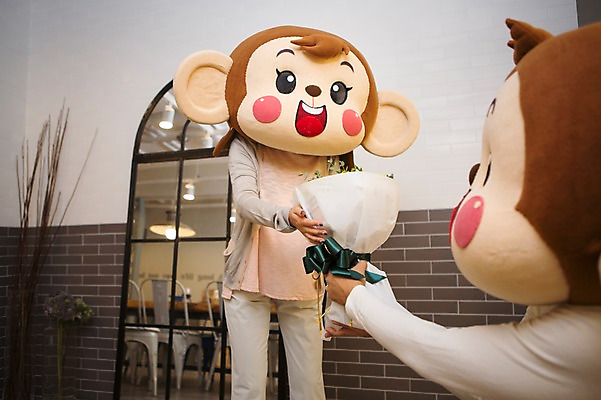 포토 JPG 여자 남자 꽃다발 신혼부부 실내 서기 미소 웃음 상반신 20대 성인 두명 앞모습 옆모습 임산부 임신 한국인 원숭이 축하 주기 획득 원숭이캐릭터 동물탈 원숭이머리 인형탈 청년만 성인만 국내포토 부부 꽃 뷰포인트 동물캐릭터 컨셉 포유류 모션 표정 사람 동양인 청년 내부 신혼 탈 파일형식