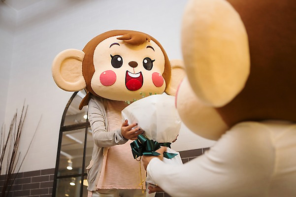 포토 JPG 여자 남자 꽃다발 신혼부부 실내 서기 미소 웃음 상반신 20대 성인 두명 앞모습 뒷모습 임산부 임신 한국인 원숭이 축하 주기 획득 원숭이캐릭터 동물탈 원숭이머리 인형탈 청년만 성인만 국내포토 부부 꽃 뷰포인트 동물캐릭터 컨셉 포유류 모션 표정 사람 동양인 청년 내부 신혼 탈 파일형식