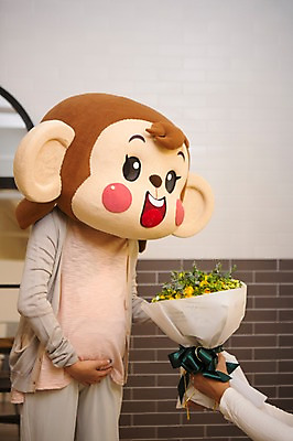 포토 JPG 손 여자 꽃다발 신혼부부 실내 서기 미소 웃음 상반신 20대 성인 두명 신체부위 임산부 임신 한국인 원숭이 축하 주기 원숭이캐릭터 동물탈 원숭이머리 인형탈 국내포토 부부 꽃 동물캐릭터 컨셉 포유류 모션 표정 사람 동양인 청년 내부 신혼 탈 파일형식