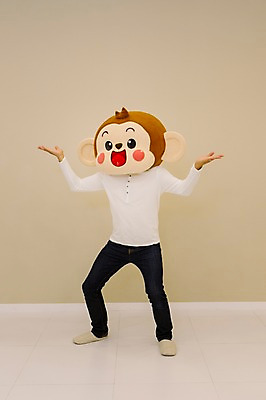 포토 JPG 전신 남자 장난 안내 실내 한명 서기 미소 웃음 손짓 20대 성인 앞모습 한국인 원숭이 원숭이캐릭터 동물탈 원숭이머리 인형탈 남자만 청년남자한명만 성인남자한명만 국내포토 1 뷰포인트 동물캐릭터 포유류 모션 표정 사람 동양인 청년 내부 탈 남자한명만 성인남자만 청년남자만 파일형식