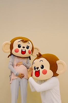 포토 JPG 여자 남자 행복 신혼부부 실내 서기 미소 웃음 앉기 상반신 20대 성인 두명 앞모습 옆모습 임산부 임신 기쁨 듣기 한국인 원숭이 만족 원숭이캐릭터 동물탈 원숭이머리 인형탈 청년만 성인만 국내포토 부부 감정 뷰포인트 동물캐릭터 포유류 모션 표정 사람 동양인 청년 내부 신혼 탈 파일형식