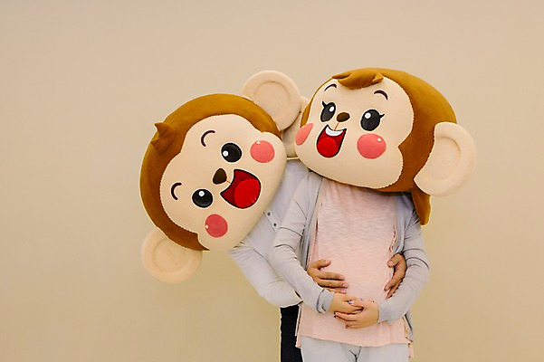 포토 JPG 여자 남자 행복 신혼부부 실내 서기 미소 웃음 상반신 20대 성인 두명 앞모습 임산부 임신 기쁨 만지기 한국인 원숭이 만족 백허그 원숭이캐릭터 동물탈 원숭이머리 인형탈 청년만 성인만 국내포토 부부 감정 뷰포인트 동물캐릭터 포유류 모션 포옹 표정 사람 동양인 청년 내부 신혼 탈 파일형식