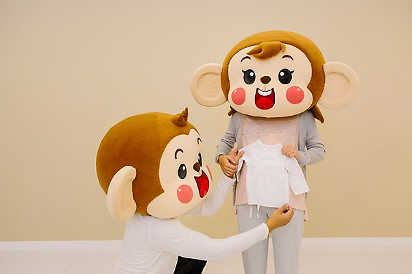 포토 JPG 여자 남자 신혼부부 실내 서기 미소 웃음 앉기 상반신 20대 성인 두명 앞모습 옆모습 임산부 임신 아기용품 한국인 원숭이 원숭이캐릭터 동물탈 배냇저고리 원숭이머리 인형탈 청년만 성인만 국내포토 부부 뷰포인트 동물캐릭터 포유류 모션 표정 사람 동양인 청년 내부 오브젝트 신혼 탈 파일형식