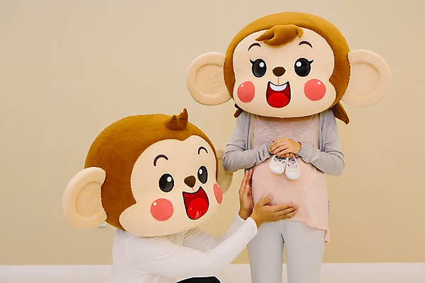 포토 JPG 여자 남자 신혼부부 실내 서기 미소 웃음 앉기 상반신 20대 성인 두명 앞모습 옆모습 임산부 임신 아기용품 만지기 한국인 원숭이 아기신발 원숭이캐릭터 동물탈 원숭이머리 인형탈 청년만 성인만 국내포토 부부 뷰포인트 동물캐릭터 신발 포유류 모션 표정 사람 동양인 청년 내부 오브젝트 신혼 탈 파일형식