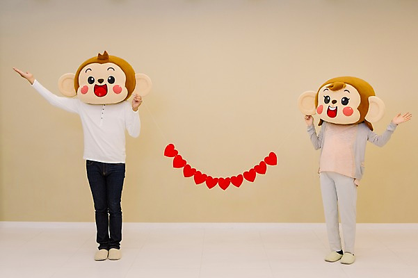 포토 JPG 전신 여자 남자 신혼부부 실내 서기 미소 웃음 20대 성인 두명 앞모습 손들기 임산부 임신 한국인 하트 원숭이 원숭이캐릭터 가랜드 동물탈 원숭이머리 인형탈 청년만 성인만 국내포토 모양 부부 뷰포인트 동물캐릭터 포유류 모션 표정 사람 동양인 청년 내부 파티용품 신혼 탈 파일형식