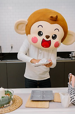 포토 JPG 식기 접시 남자 실내 한명 서기 미소 웃음 상반신 20대 성인 앞모습 주방 한국인 원숭이 닦기 원숭이캐릭터 동물탈 원숭이머리 인형탈 행주 남자만 청년남자한명만 성인남자한명만 국내포토 1 뷰포인트 동물캐릭터 포유류 모션 표정 사람 동양인 청년 내부 청소도구 탈 남자한명만 성인남자만 청년남자만 파일형식