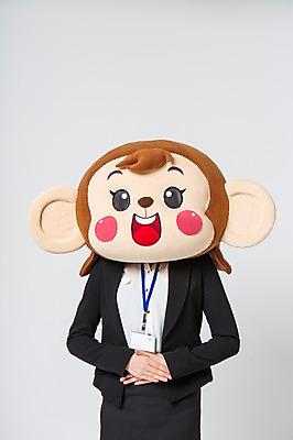 포토 JPG 스튜디오촬영 여자 실내 한명 서기 미소 웃음 정장 상반신 20대 성인 앞모습 한국인 원숭이 인사 비즈니스우먼 손모으기 원숭이캐릭터 사원증 동물탈 배꼽인사 원숭이머리 인형탈 여자만 청년여자한명만 성인여자한명만 국내포토 1 옷 뷰포인트 동물캐릭터 비즈니스 포유류 모션 표정 사람 동양인 손짓 청년 내부 예절 직장인 탈 여자한명만 성인여자만 청년여자만 파일형식