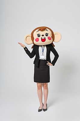 포토 JPG 스튜디오촬영 전신 여자 허리손 안내 실내 한명 서기 미소 웃음 정장 손짓 20대 성인 앞모습 한국인 원숭이 비즈니스우먼 원숭이캐릭터 사원증 동물탈 원숭이머리 인형탈 여자만 청년여자한명만 성인여자한명만 국내포토 1 옷 뷰포인트 동물캐릭터 포즈 비즈니스 포유류 모션 표정 사람 동양인 청년 내부 직장인 탈 여자한명만 성인여자만 청년여자만 파일형식