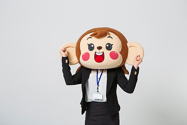 포토 JPG 스튜디오촬영 여자 실내 한명 서기 미소 웃음 정장 상반신 20대 성인 앞모습 파이팅 주먹 한국인 원숭이 비즈니스우먼 원숭이캐릭터 사원증 동물탈 원숭이머리 인형탈 여자만 청년여자한명만 성인여자한명만 국내포토 1 옷 뷰포인트 동물캐릭터 비즈니스 포유류 모션 표정 사람 동양인 청년 내부 직장인 탈 여자한명만 성인여자만 청년여자만 파일형식