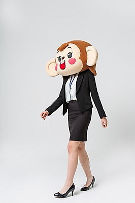 포토 JPG 스튜디오촬영 전신 여자 실내 한명 미소 웃음 정장 20대 성인 옆모습 걷기 한국인 원숭이 비즈니스우먼 원숭이캐릭터 사원증 동물탈 원숭이머리 인형탈 여자만 청년여자한명만 성인여자한명만 국내포토 1 옷 뷰포인트 동물캐릭터 비즈니스 포유류 모션 표정 사람 동양인 청년 내부 직장인 탈 여자한명만 성인여자만 청년여자만 파일형식