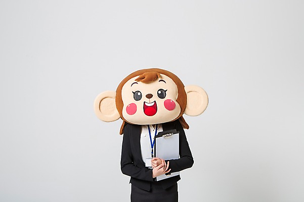 포토 JPG 스튜디오촬영 여자 안기 실내 한명 서기 미소 웃음 들기 정장 상반신 20대 성인 앞모습 한국인 원숭이 비즈니스우먼 원숭이캐릭터 사원증 동물탈 서류판 원숭이머리 인형탈 여자만 청년여자한명만 성인여자한명만 국내포토 1 옷 뷰포인트 동물캐릭터 비즈니스 포유류 모션 표정 사람 동양인 청년 내부 사무용품 직장인 탈 여자한명만 성인여자만 청년여자만 파일형식
