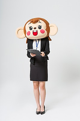 포토 JPG 스튜디오촬영 전신 여자 실내 한명 서기 미소 웃음 들기 정장 20대 성인 앞모습 한국인 원숭이 비즈니스우먼 원숭이캐릭터 사원증 동물탈 서류판 원숭이머리 인형탈 여자만 청년여자한명만 성인여자한명만 국내포토 1 옷 뷰포인트 동물캐릭터 비즈니스 포유류 모션 표정 사람 동양인 청년 내부 사무용품 직장인 탈 여자한명만 성인여자만 청년여자만 파일형식