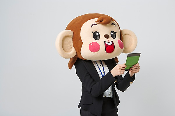 포토 JPG 스튜디오촬영 여자 실내 한명 서기 미소 웃음 들기 정장 상반신 20대 성인 옆모습 펼침 저축 한국인 원숭이 비즈니스우먼 통장 원숭이캐릭터 동물탈 원숭이머리 인형탈 여자만 청년여자한명만 성인여자한명만 금융의날 국내포토 1 옷 뷰포인트 동물캐릭터 비즈니스 포유류 모션 표정 사람 동양인 청년 내부 금융 직장인 탈 여자한명만 성인여자만 청년여자만 파일형식 법정기념일