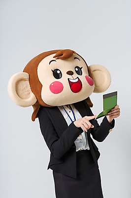 포토 JPG 스튜디오촬영 여자 실내 한명 서기 미소 웃음 들기 정장 상반신 20대 성인 옆모습 펼침 저축 한국인 원숭이 가리킴 비즈니스우먼 통장 원숭이캐릭터 동물탈 원숭이머리 인형탈 여자만 청년여자한명만 성인여자한명만 금융의날 국내포토 1 옷 뷰포인트 동물캐릭터 비즈니스 포유류 모션 표정 사람 동양인 손짓 청년 내부 금융 직장인 탈 여자한명만 성인여자만 청년여자만 파일형식 법정기념일