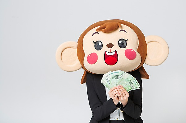 포토 JPG 스튜디오촬영 여자 지폐 실내 한명 미소 웃음 들기 정장 상반신 20대 성인 앞모습 한국인 원숭이 비즈니스우먼 만원 돈다발 여러장 원숭이캐릭터 동물탈 원숭이머리 인형탈 여자만 청년여자한명만 성인여자한명만 국내포토 1 옷 뷰포인트 동물캐릭터 다수 돈 비즈니스 포유류 모션 표정 사람 동양인 청년 내부 직장인 탈 여자한명만 성인여자만 청년여자만 파일형식