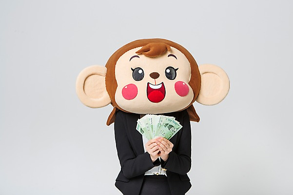 포토 JPG 스튜디오촬영 여자 지폐 실내 한명 미소 웃음 들기 정장 상반신 20대 성인 앞모습 한국인 원숭이 비즈니스우먼 만원 돈다발 여러장 원숭이캐릭터 동물탈 원숭이머리 인형탈 여자만 청년여자한명만 성인여자한명만 국내포토 1 옷 뷰포인트 동물캐릭터 다수 돈 비즈니스 포유류 모션 표정 사람 동양인 청년 내부 직장인 탈 여자한명만 성인여자만 청년여자만 파일형식