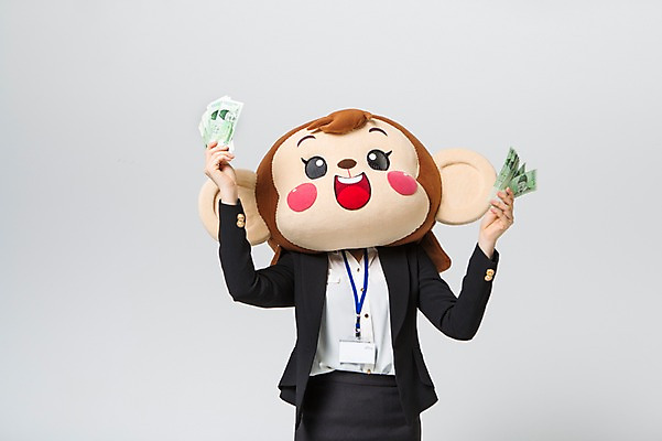 포토 JPG 스튜디오촬영 여자 지폐 실내 한명 서기 미소 웃음 들기 정장 상반신 20대 성인 앞모습 한국인 원숭이 비즈니스우먼 만원 돈다발 여러장 원숭이캐릭터 사원증 동물탈 원숭이머리 인형탈 여자만 청년여자한명만 성인여자한명만 국내포토 1 옷 뷰포인트 동물캐릭터 다수 돈 비즈니스 포유류 모션 표정 사람 동양인 청년 내부 직장인 탈 여자한명만 성인여자만 청년여자만 파일형식