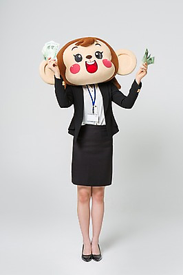 포토 JPG 스튜디오촬영 전신 여자 지폐 실내 한명 서기 미소 웃음 들기 정장 20대 성인 앞모습 한국인 원숭이 비즈니스우먼 만원 돈다발 여러장 원숭이캐릭터 사원증 동물탈 원숭이머리 인형탈 여자만 청년여자한명만 성인여자한명만 국내포토 1 옷 뷰포인트 동물캐릭터 다수 돈 비즈니스 포유류 모션 표정 사람 동양인 청년 내부 직장인 탈 여자한명만 성인여자만 청년여자만 파일형식