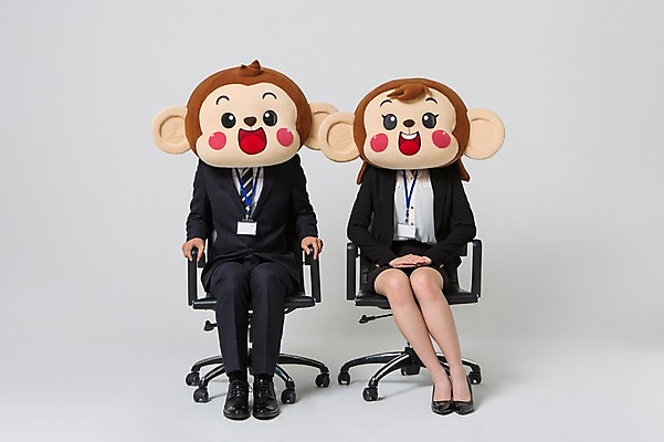 포토 JPG 스튜디오촬영 전신 여자 남자 실내 미소 웃음 앉기 정장 20대 성인 두명 앞모습 한국인 원숭이 비즈니스맨 비즈니스우먼 손모으기 원숭이캐릭터 사무실의자 사원증 동물탈 원숭이머리 인형탈 청년만 성인만 국내포토 옷 뷰포인트 동물캐릭터 의자 비즈니스 포유류 모션 표정 사람 동양인 손짓 청년 내부 직장인 탈 파일형식