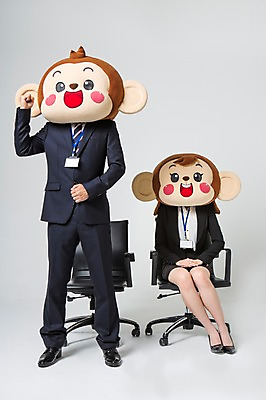 포토 JPG 스튜디오촬영 전신 여자 남자 실내 서기 미소 웃음 앉기 정장 20대 성인 두명 앞모습 파이팅 주먹 한국인 원숭이 비즈니스맨 비즈니스우먼 손모으기 원숭이캐릭터 사무실의자 사원증 동물탈 원숭이머리 인형탈 청년만 성인만 국내포토 옷 뷰포인트 동물캐릭터 의자 비즈니스 포유류 모션 표정 사람 동양인 손짓 청년 내부 직장인 탈 파일형식