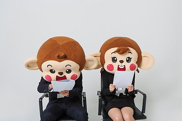 포토 JPG 스튜디오촬영 여자 남자 종이 실내 미소 웃음 들기 앉기 정장 상반신 20대 성인 두명 앞모습 한국인 구직 원숭이 비즈니스맨 비즈니스우먼 읽기 준비 면접 문서 취업준비생 이력서 원숭이캐릭터 사무실의자 동물탈 원숭이머리 인형탈 청년만 성인만 국내포토 옷 뷰포인트 동물캐릭터 컨셉 의자 비즈니스 포유류 모션 표정 사람 동양인 청년 내부 직장인 탈 파일형식