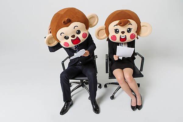 포토 JPG 스튜디오촬영 전신 여자 남자 종이 실내 미소 웃음 들기 앉기 정장 20대 성인 두명 앞모습 한국인 구직 원숭이 비즈니스맨 비즈니스우먼 읽기 준비 면접 문서 취업준비생 이력서 원숭이캐릭터 사무실의자 동물탈 원숭이머리 인형탈 청년만 성인만 국내포토 옷 뷰포인트 동물캐릭터 컨셉 의자 비즈니스 포유류 모션 표정 사람 동양인 청년 내부 직장인 탈 파일형식
