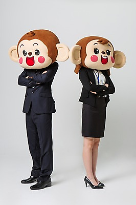 포토 JPG 스튜디오촬영 전신 여자 남자 실내 서기 미소 정장 20대 성인 두명 옆모습 팔짱 한국인 등돌리기 분노 원숭이 비즈니스맨 비즈니스우먼 이별 원숭이캐릭터 동물탈 불만족 원숭이머리 인형탈 청년만 성인만 국내포토 옷 감정 뷰포인트 동물캐릭터 컨셉 비즈니스 포유류 모션 표정 사람 동양인 청년 내부 직장인 탈 파일형식