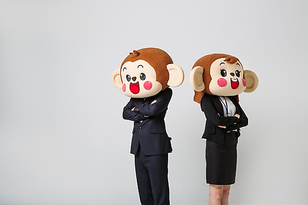 포토 JPG 스튜디오촬영 여자 남자 실내 서기 미소 정장 상반신 20대 성인 두명 옆모습 팔짱 한국인 등돌리기 분노 원숭이 비즈니스맨 비즈니스우먼 이별 원숭이캐릭터 동물탈 불만족 원숭이머리 인형탈 청년만 성인만 국내포토 옷 감정 뷰포인트 동물캐릭터 컨셉 비즈니스 포유류 모션 표정 사람 동양인 청년 내부 직장인 탈 파일형식