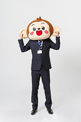 포토 JPG 스튜디오촬영 전신 남자 실내 한명 서기 미소 웃음 정장 20대 성인 앞모습 손들기 파이팅 주먹 한국인 양손 원숭이 비즈니스맨 원숭이캐릭터 사원증 동물탈 원숭이머리 인형탈 남자만 청년남자한명만 성인남자한명만 국내포토 1 손 옷 뷰포인트 동물캐릭터 비즈니스 포유류 모션 표정 사람 동양인 청년 내부 직장인 탈 남자한명만 성인남자만 청년남자만 파일형식