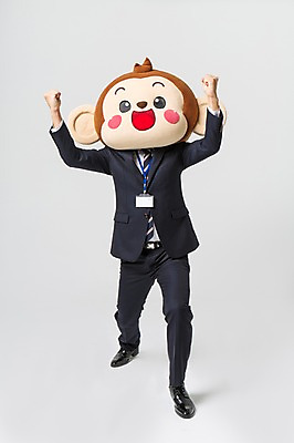 포토 JPG 스튜디오촬영 전신 남자 실내 한명 서기 미소 웃음 정장 20대 성인 앞모습 손들기 파이팅 주먹 한국인 양손 원숭이 비즈니스맨 원숭이캐릭터 사원증 동물탈 원숭이머리 인형탈 남자만 청년남자한명만 성인남자한명만 국내포토 1 손 옷 뷰포인트 동물캐릭터 비즈니스 포유류 모션 표정 사람 동양인 청년 내부 직장인 탈 남자한명만 성인남자만 청년남자만 파일형식