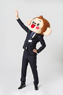 포토 JPG 스튜디오촬영 전신 남자 허리손 실내 한명 서기 미소 웃음 정장 20대 성인 옆모습 손들기 한국인 원숭이 비즈니스맨 원숭이캐릭터 사원증 동물탈 원숭이머리 인형탈 남자만 청년남자한명만 성인남자한명만 국내포토 1 옷 뷰포인트 동물캐릭터 포즈 비즈니스 포유류 모션 표정 사람 동양인 청년 내부 직장인 탈 남자한명만 성인남자만 청년남자만 파일형식