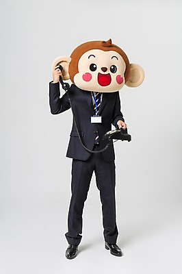 포토 JPG 스튜디오촬영 전신 남자 실내 한명 서기 미소 웃음 들기 정장 20대 성인 앞모습 한국인 원숭이 비즈니스맨 유선전화기 수화기 통화 원숭이캐릭터 사원증 동물탈 원숭이머리 인형탈 남자만 청년남자한명만 성인남자한명만 국내포토 1 옷 뷰포인트 동물캐릭터 비즈니스 포유류 모션 표정 사람 동양인 청년 내부 직장인 전화기 탈 남자한명만 성인남자만 청년남자만 파일형식