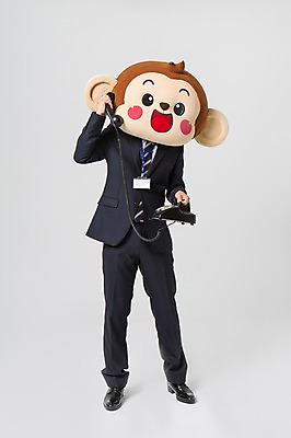 포토 JPG 스튜디오촬영 전신 남자 실내 한명 서기 미소 웃음 들기 정장 20대 성인 앞모습 한국인 원숭이 비즈니스맨 유선전화기 수화기 통화 원숭이캐릭터 사원증 동물탈 원숭이머리 인형탈 남자만 청년남자한명만 성인남자한명만 국내포토 1 옷 뷰포인트 동물캐릭터 비즈니스 포유류 모션 표정 사람 동양인 청년 내부 직장인 전화기 탈 남자한명만 성인남자만 청년남자만 파일형식
