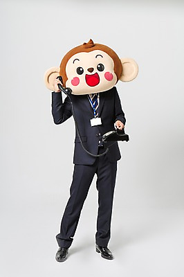 포토 JPG 스튜디오촬영 전신 남자 실내 한명 서기 미소 웃음 들기 정장 20대 성인 앞모습 한국인 원숭이 비즈니스맨 유선전화기 수화기 통화 원숭이캐릭터 사원증 동물탈 원숭이머리 인형탈 남자만 청년남자한명만 성인남자한명만 국내포토 1 옷 뷰포인트 동물캐릭터 비즈니스 포유류 모션 표정 사람 동양인 청년 내부 직장인 전화기 탈 남자한명만 성인남자만 청년남자만 파일형식