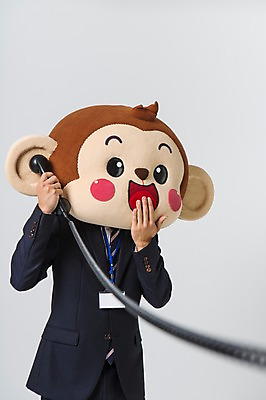 포토 JPG 스튜디오촬영 남자 실내 한명 서기 미소 웃음 들기 정장 상반신 20대 성인 앞모습 한국인 원숭이 비즈니스맨 유선전화기 수화기 통화 입가림 원숭이캐릭터 사원증 동물탈 원숭이머리 인형탈 남자만 청년남자한명만 성인남자한명만 국내포토 1 옷 뷰포인트 동물캐릭터 비즈니스 포유류 모션 표정 사람 동양인 청년 내부 가림 직장인 전화기 탈 남자한명만 성인남자만 청년남자만 파일형식