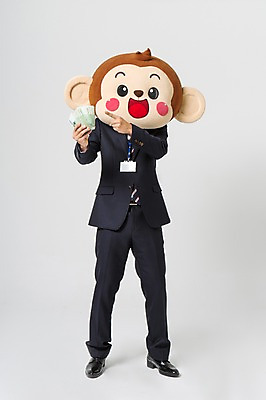 포토 JPG 스튜디오촬영 전신 남자 지폐 실내 한명 서기 미소 웃음 들기 정장 20대 성인 앞모습 한국인 원숭이 가리킴 비즈니스맨 만원 돈다발 여러장 원숭이캐릭터 사원증 동물탈 원숭이머리 인형탈 남자만 청년남자한명만 성인남자한명만 국내포토 1 옷 뷰포인트 동물캐릭터 다수 돈 비즈니스 포유류 모션 표정 사람 동양인 손짓 청년 내부 직장인 탈 남자한명만 성인남자만 청년남자만 파일형식
