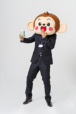 포토 JPG 스튜디오촬영 전신 남자 지폐 실내 한명 서기 미소 웃음 들기 정장 20대 성인 앞모습 한국인 원숭이 비즈니스맨 만원 돈다발 입가림 여러장 원숭이캐릭터 사원증 동물탈 원숭이머리 인형탈 남자만 청년남자한명만 성인남자한명만 국내포토 1 옷 뷰포인트 동물캐릭터 다수 돈 비즈니스 포유류 모션 표정 사람 동양인 청년 내부 가림 직장인 탈 남자한명만 성인남자만 청년남자만 파일형식