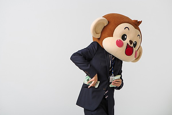 포토 JPG 스튜디오촬영 남자 지폐 실내 한명 서기 미소 웃음 정장 상반신 20대 성인 옆모습 한국인 원숭이 비즈니스맨 만원 돈다발 원숭이캐릭터 사원증 숨김 넣기 동물탈 원숭이머리 인형탈 남자만 청년남자한명만 성인남자한명만 국내포토 1 옷 뷰포인트 동물캐릭터 컨셉 돈 비즈니스 포유류 모션 표정 사람 동양인 청년 내부 직장인 탈 남자한명만 성인남자만 청년남자만 파일형식