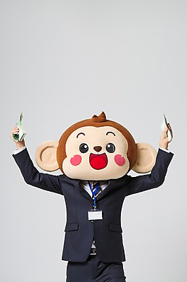 포토 JPG 스튜디오촬영 남자 지폐 실내 한명 서기 미소 웃음 들기 정장 상반신 20대 성인 앞모습 한국인 원숭이 비즈니스맨 만원 돈다발 여러장 원숭이캐릭터 사원증 동물탈 원숭이머리 인형탈 남자만 청년남자한명만 성인남자한명만 국내포토 1 옷 뷰포인트 동물캐릭터 다수 돈 비즈니스 포유류 모션 표정 사람 동양인 청년 내부 직장인 탈 남자한명만 성인남자만 청년남자만 파일형식