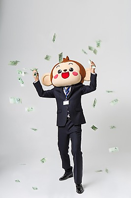 포토 JPG 스튜디오촬영 전신 남자 지폐 실내 한명 서기 미소 웃음 들기 정장 20대 성인 앞모습 한국인 원숭이 비즈니스맨 만원 떨어짐 돈다발 뿌리기 원숭이캐릭터 사원증 동물탈 원숭이머리 인형탈 남자만 청년남자한명만 성인남자한명만 국내포토 1 옷 뷰포인트 동물캐릭터 컨셉 돈 비즈니스 포유류 모션 표정 사람 동양인 청년 내부 직장인 탈 남자한명만 성인남자만 청년남자만 파일형식